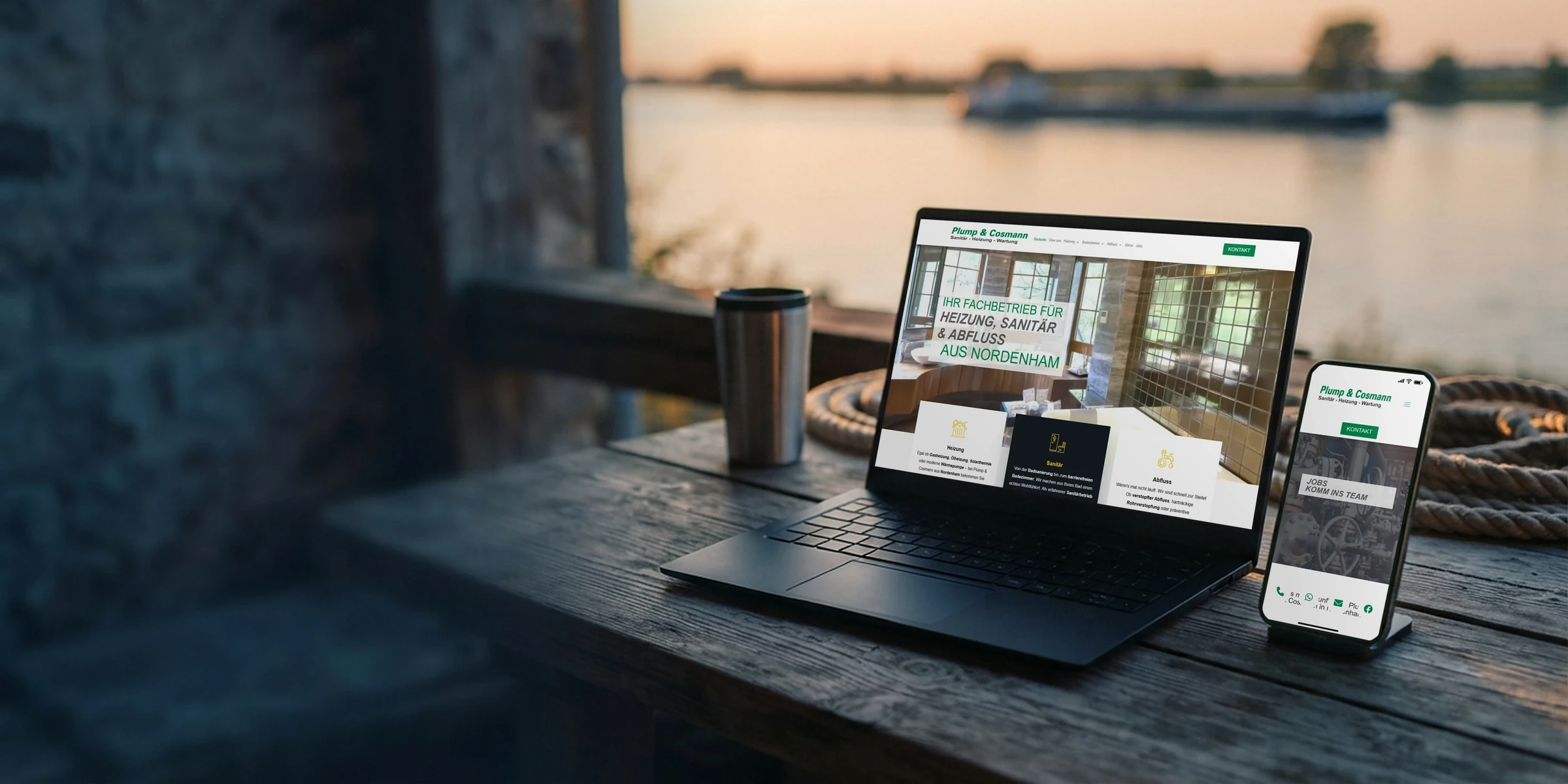 Webdesign Nordenham: Webseiten am Weserufer Laptop und Handy mit der Webseite eines Heizungsbauers am Weserufer mit Frachtschiff: Webdesign Nordenham