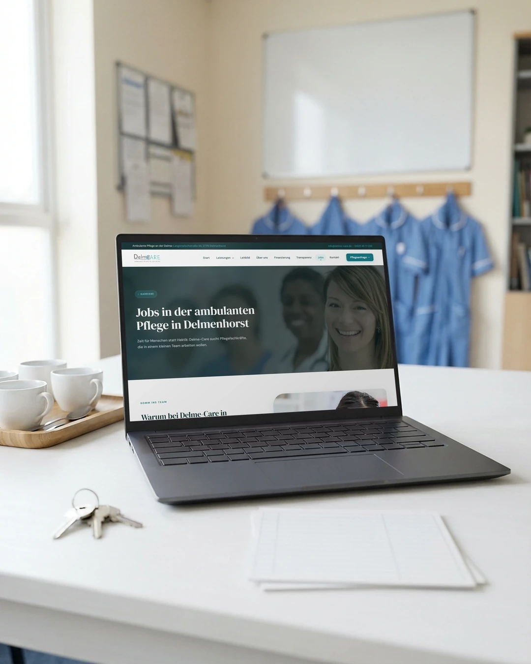 Pflegedienst-Homepage erstellen: Stellenseite von Delme-Care Stellenseite von Delme-Care auf dem Laptop im Teamraum: Pflegedienst-Homepage erstellen mit eigenem Stellenbereich