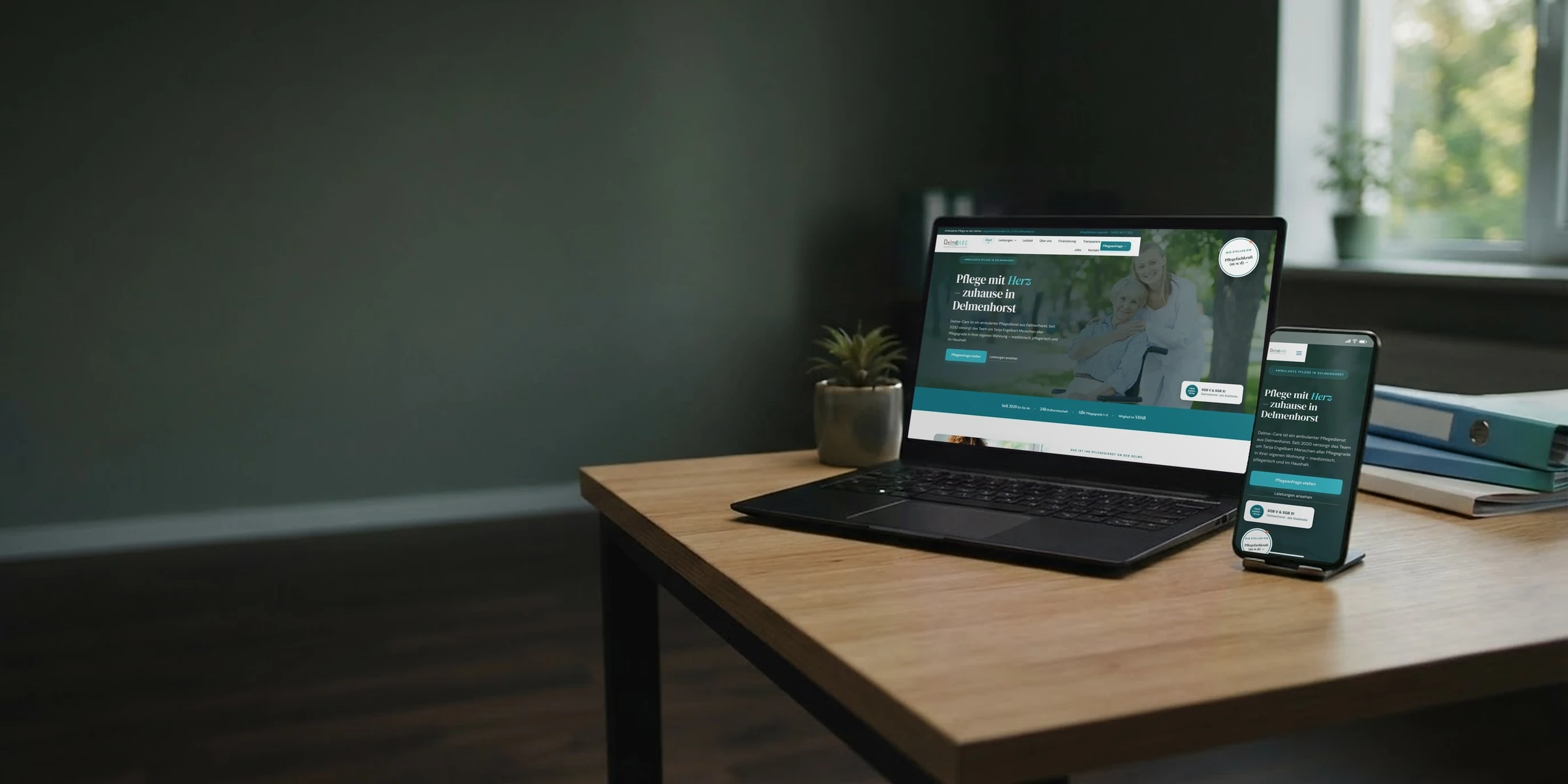Webseite von Delme-Care auf Laptop und Handy im ruhigen Büro: Webdesign für den Pflegedienst