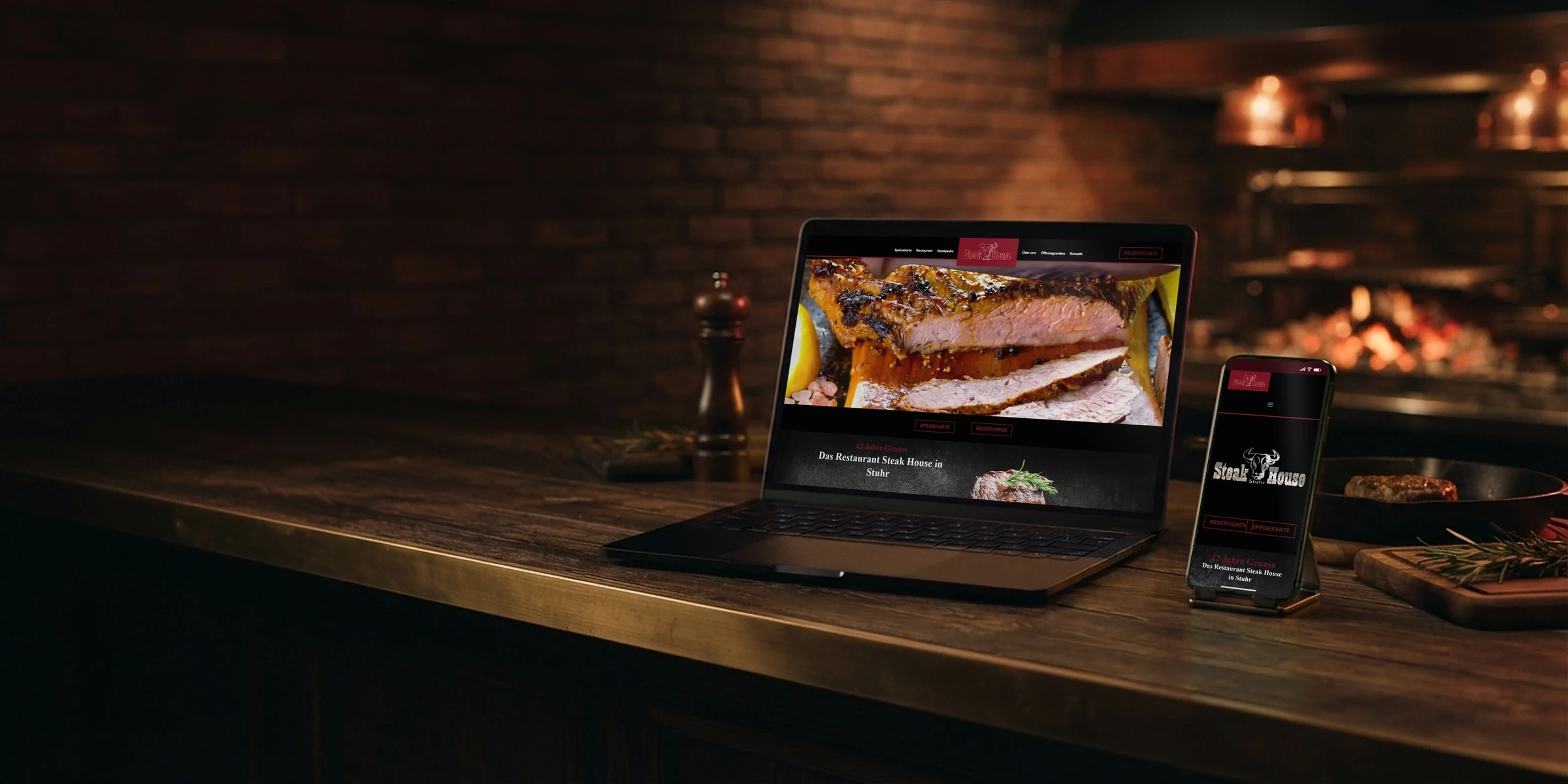 Webseite vom Steak-House Stuhr auf Laptop und Handy am Restauranttresen: Webdesign Stuhr aus dem Ort