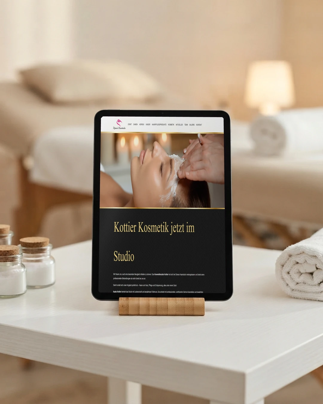 Website erstellen lassen in Weyhe: Kosmetikstudio Seite zum Kosmetikstudio von Dijana's Haarstudio auf dem Tablet im Kosmetikraum: Website erstellen lassen in Weyhe