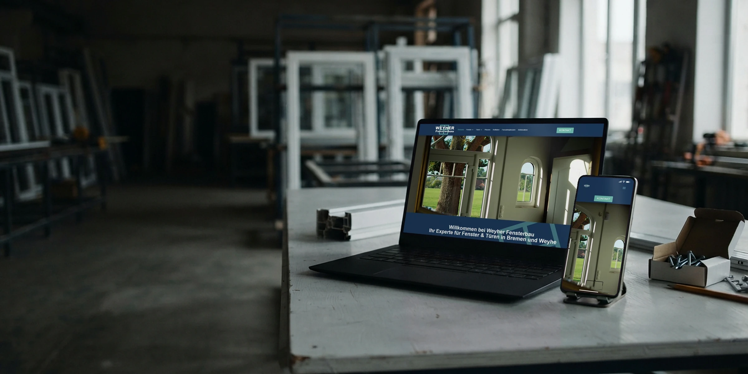 Webdesign Weyhe: Weyher Fensterbau auf Laptop und Handy Webseite von Weyher Fensterbau auf Laptop und Handy in der Fensterwerkstatt: Webdesign Weyhe