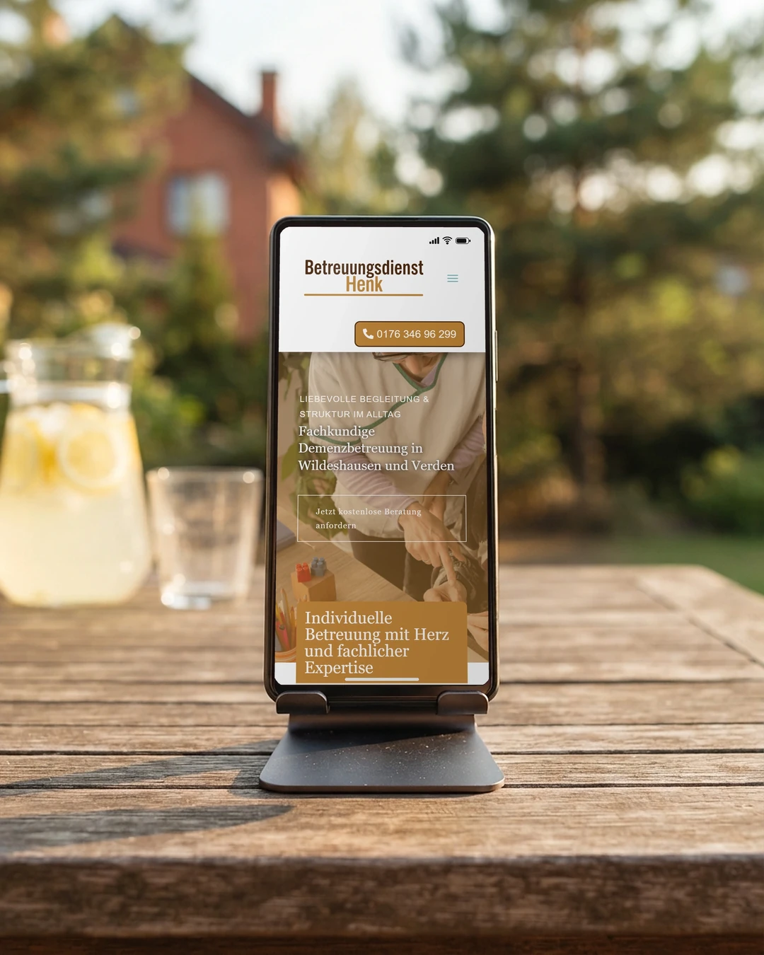 Website erstellen lassen in Wildeshausen: Betreuungsdienst Henk Seite Demenzbetreuung vom Betreuungsdienst Henk am Handy auf dem Gartentisch: Website erstellen lassen in Wildeshausen