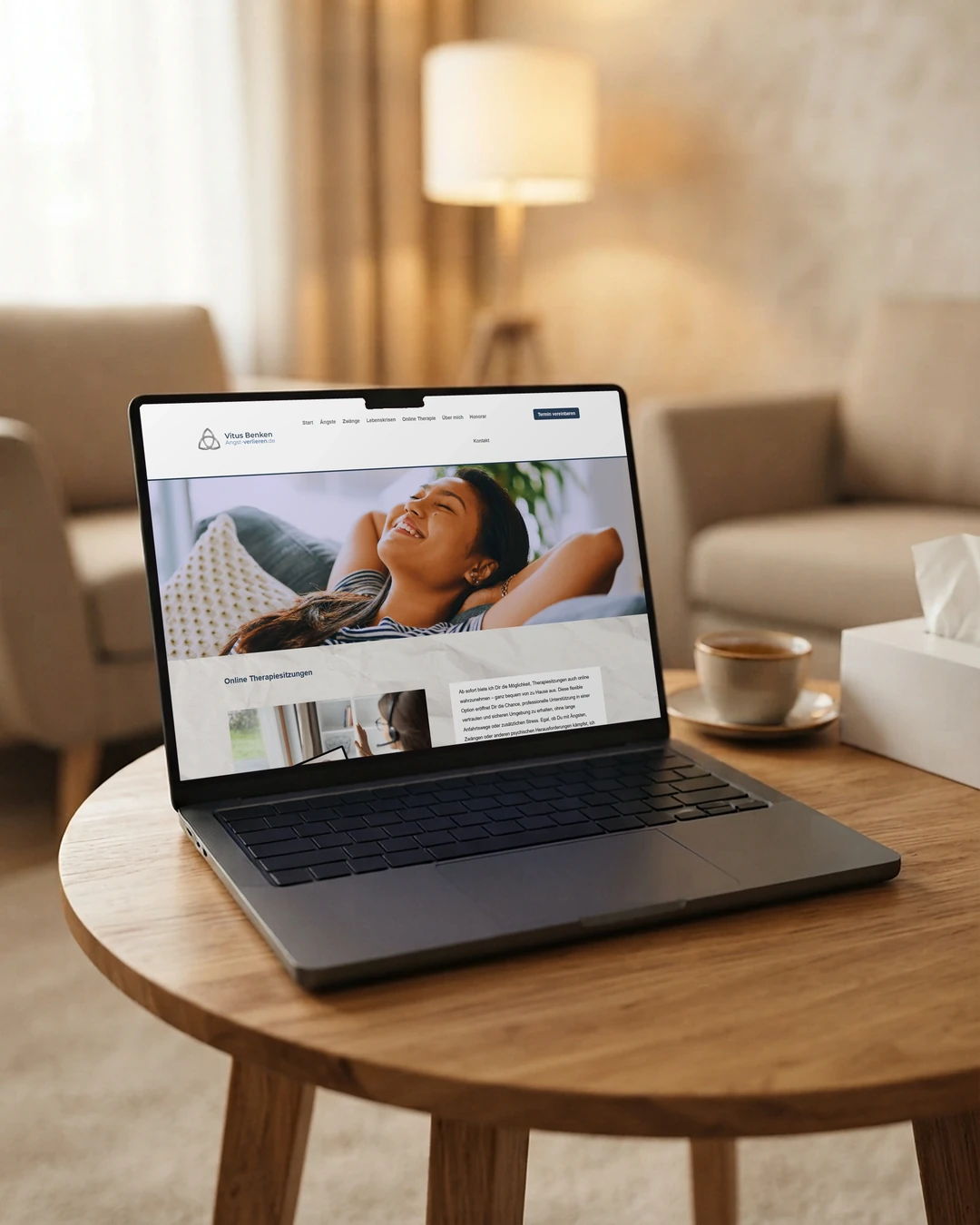 Homepage erstellen lassen: Praxisseite am Laptop Seite Online-Therapie von Angst-verlieren.de auf dem Laptop im ruhigen Praxisraum: Homepage erstellen lassen
